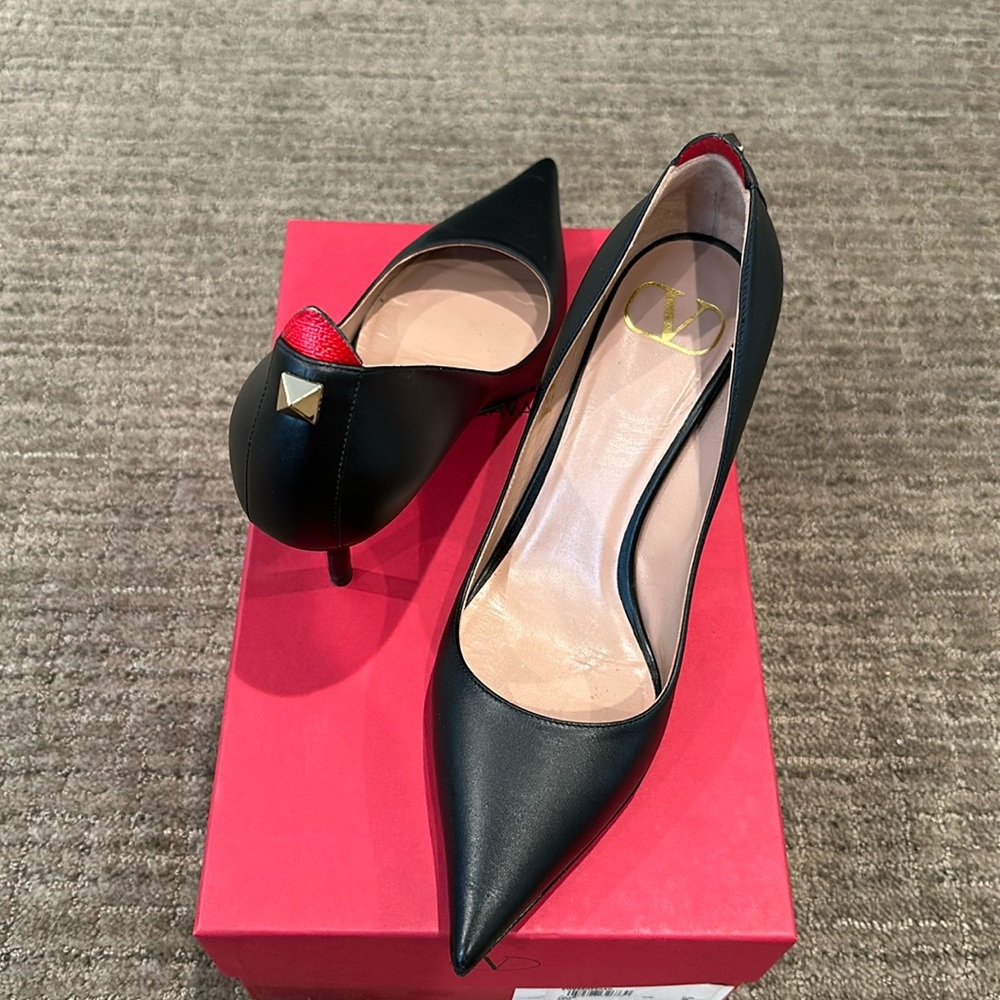 Valentino calfskin pump with Karung detail